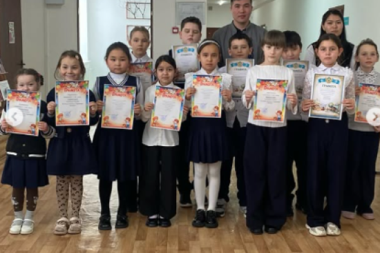 Бүгін мектепте салтанатты жиын өтті